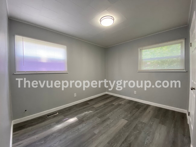 Building Photo - NO RENT until 2026! Lock in your new home now and enjoy the rest of the year rent-free! The depos...