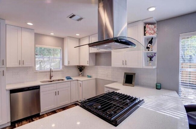 Building Photo - 1710 Palmetto Dr