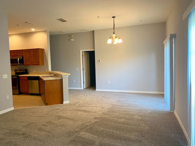 Building Photo - Spacious 2 Bedroom, 2 Bathroom Condo in Ha...