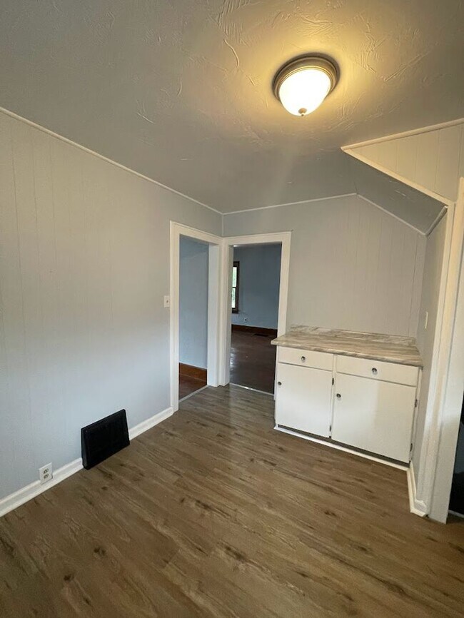 Building Photo - Three bedroom one bathroom home for rent