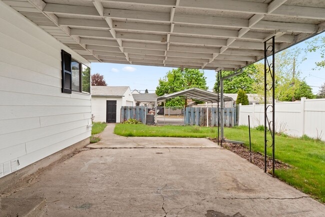 Building Photo - 2521 W Sanson Ave