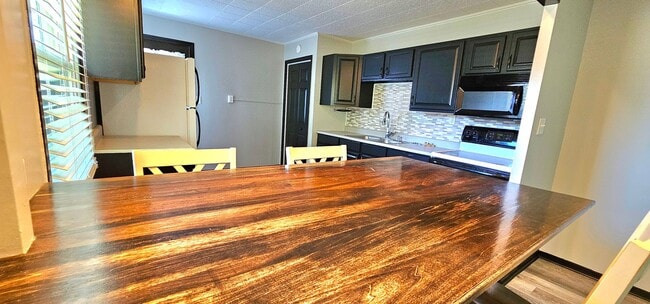 Building Photo - 3 Bedroom House Ontario Schools (no metro)