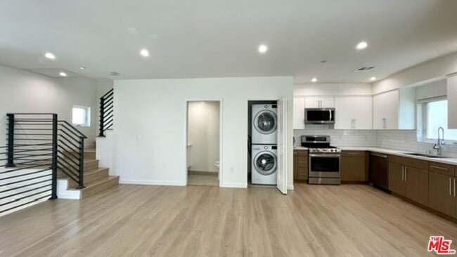 Building Photo - 5222 Satsuma Ave