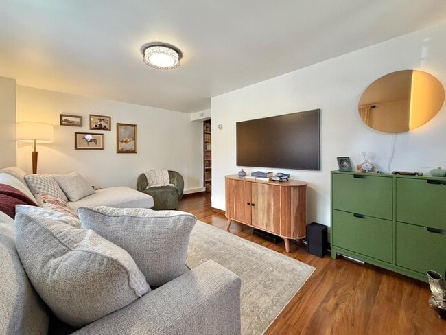 Building Photo - 196 6th St