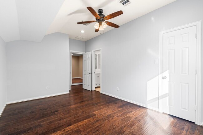 Building Photo - 10011 Lakeside Gables Dr