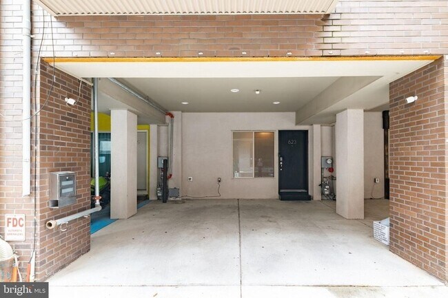 Building Photo - 623 N Bodine St