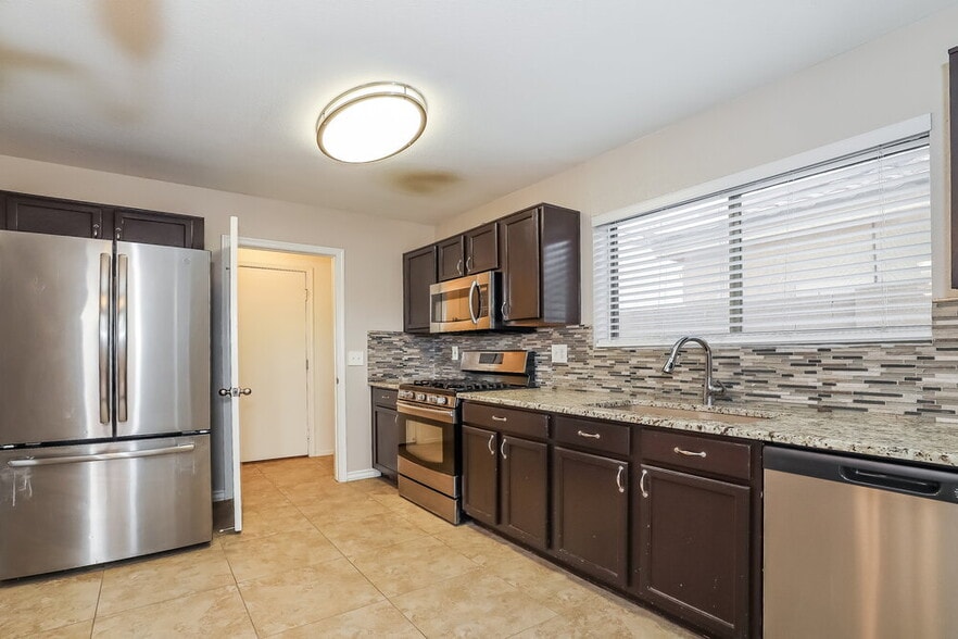 Building Photo - 2809 E Cherry Hills Dr