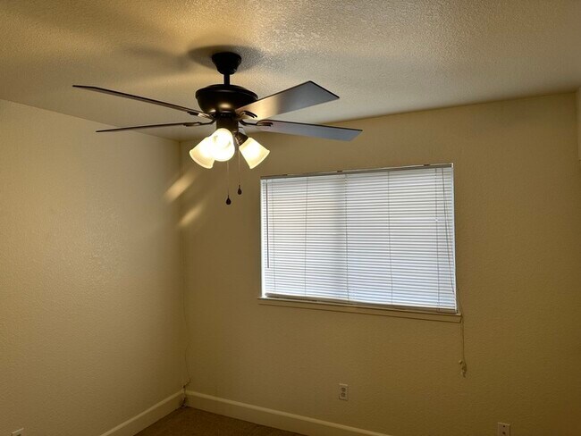 Building Photo - MODESTO 3 BEDROOM 2 BATH HOME
