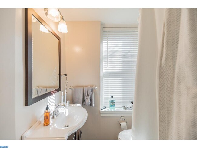 Building Photo - 385 Conarroe St