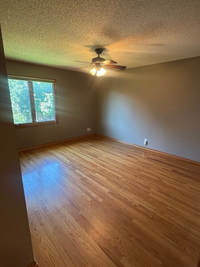 Building Photo - Exceptional 3+! Bedroom Inside & Out on a Private Cul-de-Sac Lot