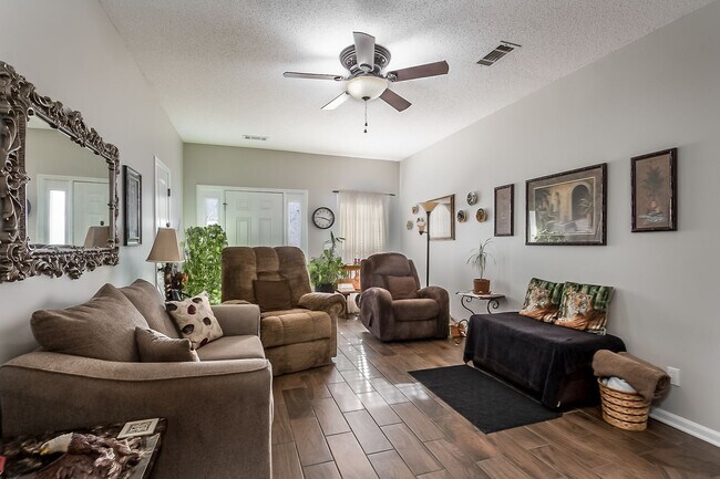 Building Photo - 3 bedroom 2 bathroom townhouse in Covington Villas