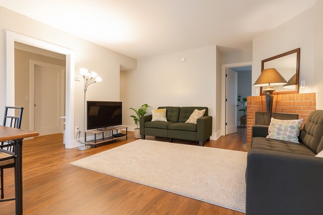 Building Photo - Room for Rent in 5 Bedroom House