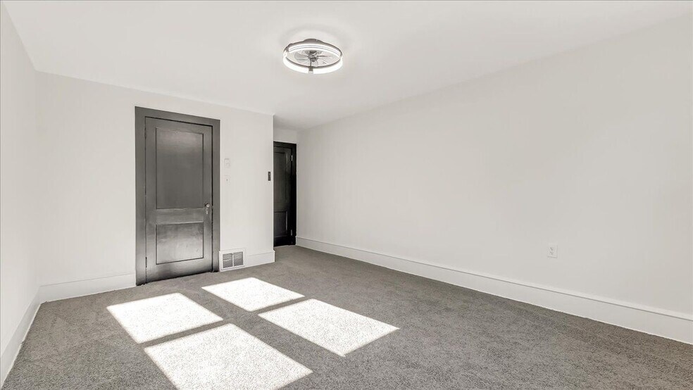 Building Photo - 960 Main St