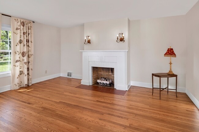 Building Photo - 223 Lambertville Headquarters Rd
