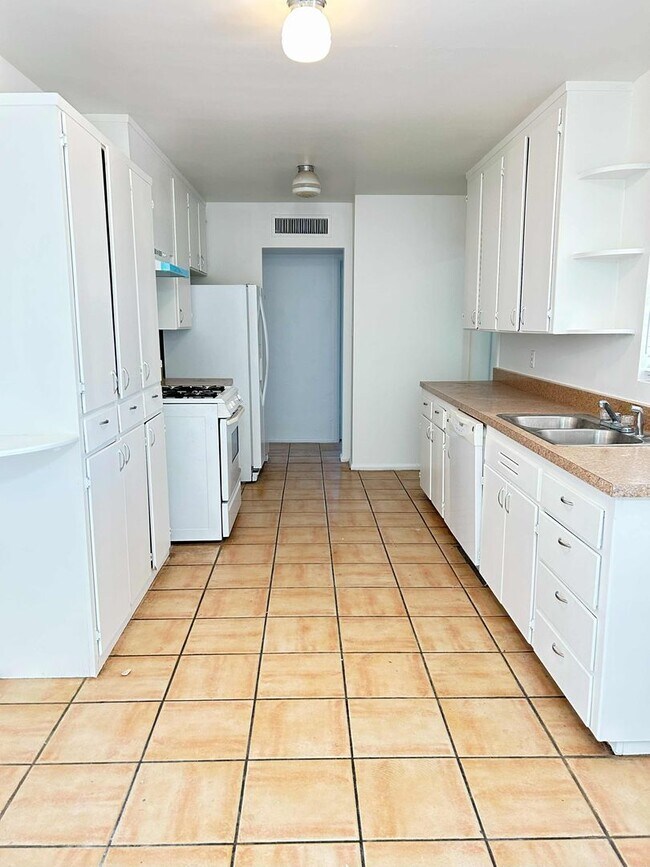 Building Photo - Highland Estates