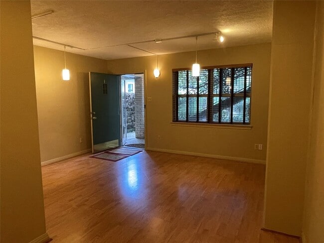 Building Photo - 1324 Cortlandt St