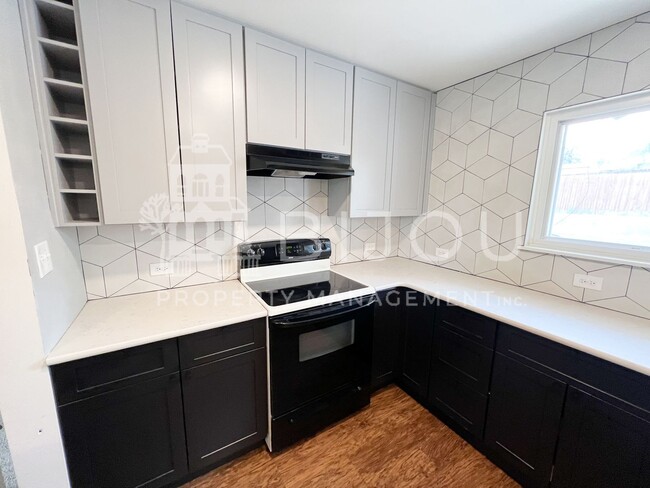 Building Photo - Tri-level Home with Newly Renovated Kitchen