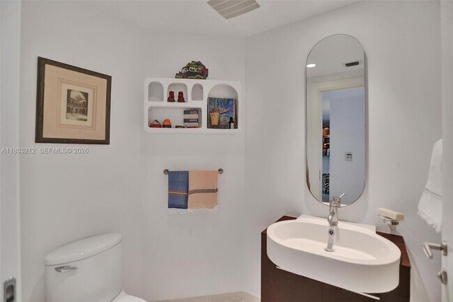 Building Photo - 2627 S Bayshore Dr