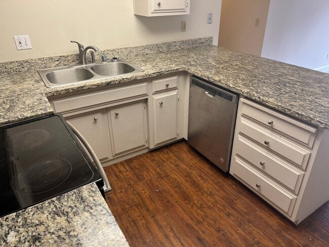 Building Photo - UPDATED 3 BEDROOM DUPLEX IN SACRAMENTO!