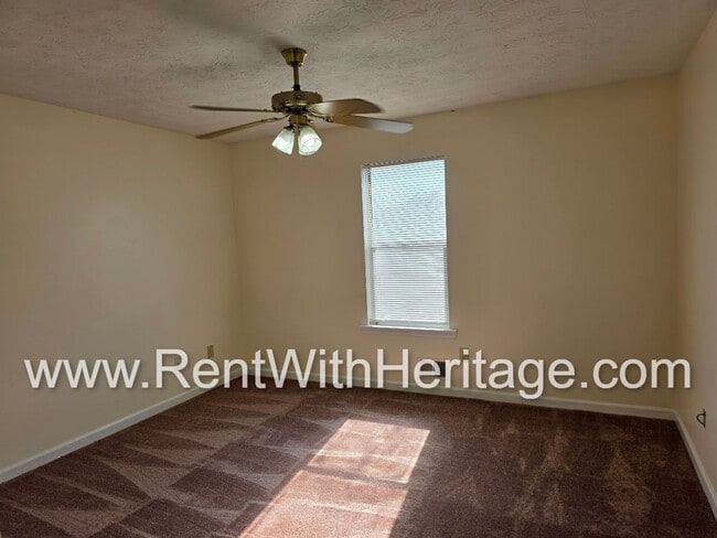 Building Photo - Amazing 3 bedroom, 2.5 bath townhome/ Great Roommate Floorplan / Great Location