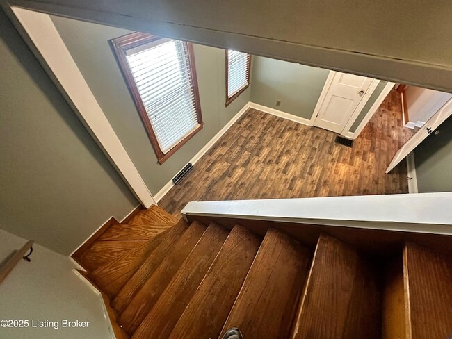 Building Photo - 332 E Esplanade Ave