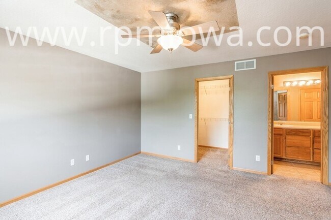 Building Photo - UPDATED TOWNHOME!! 2 Bedroom, 2.5 Bath in Ankeny