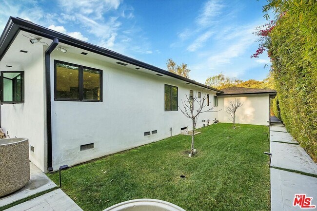 Building Photo - 11364 Sunset Blvd