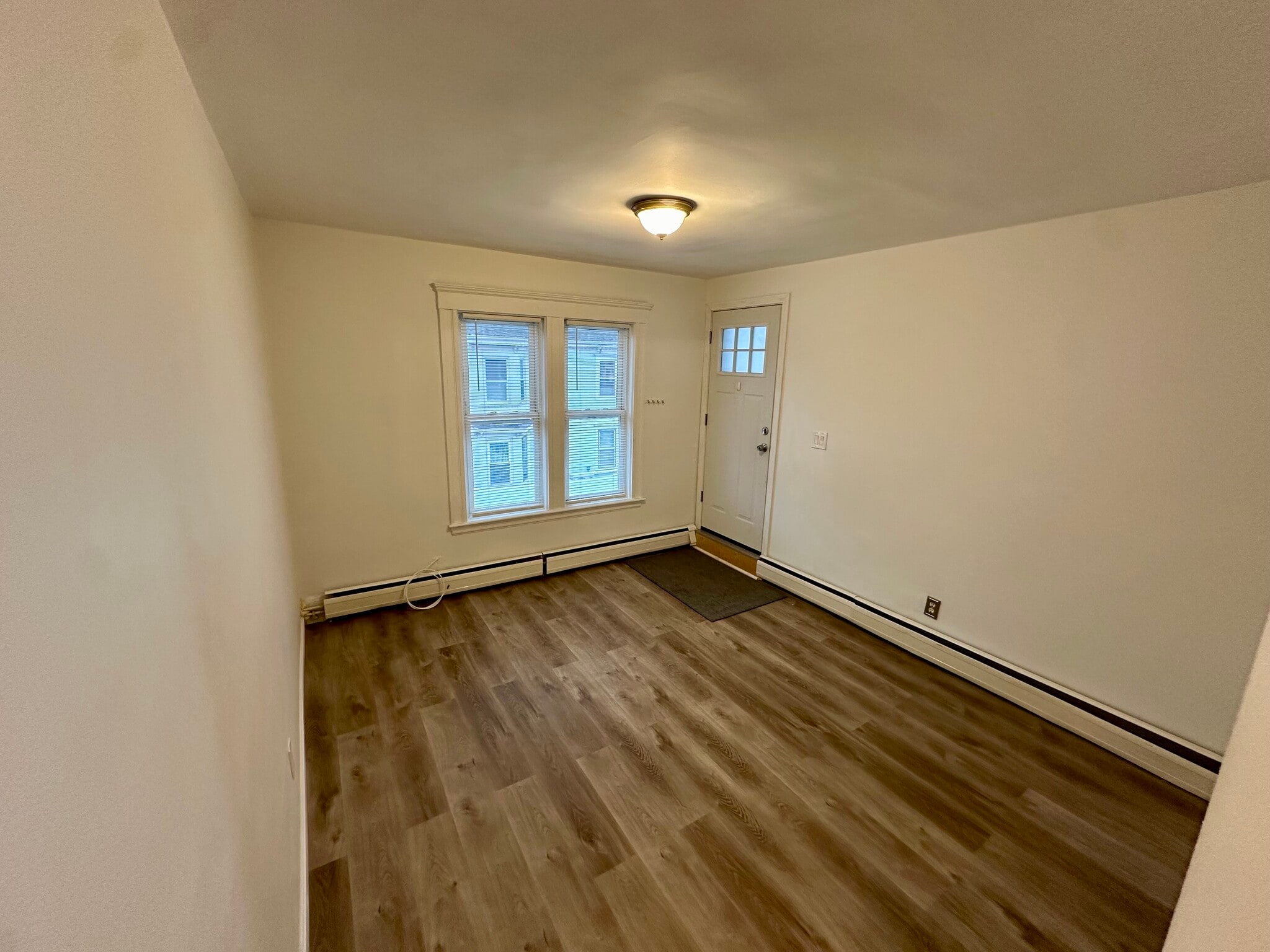 Living room. - 8 Avon St