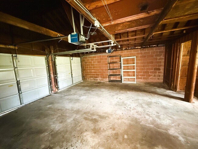 Building Photo - 4 Bedroom Home for Rent in University City!