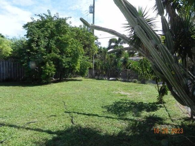 Building Photo - 819 N Highland Dr