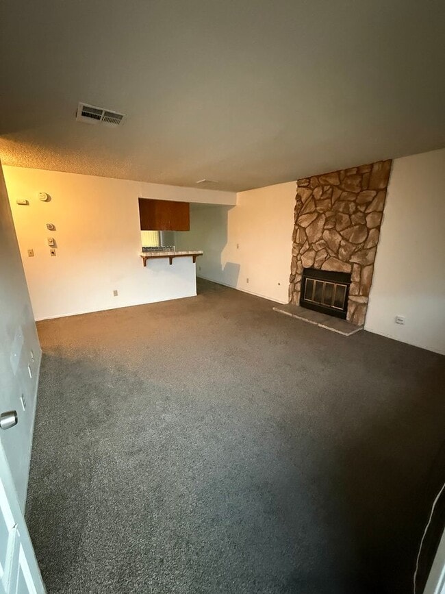 Building Photo - 2 BEDROOM 1 BATH - UPSTAIRS UNIT