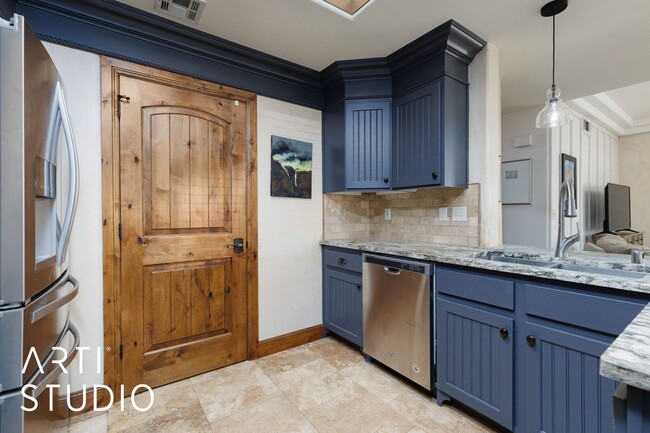 Building Photo - Furnished 3 Bedroom, 2 Bathroom Condo at T...