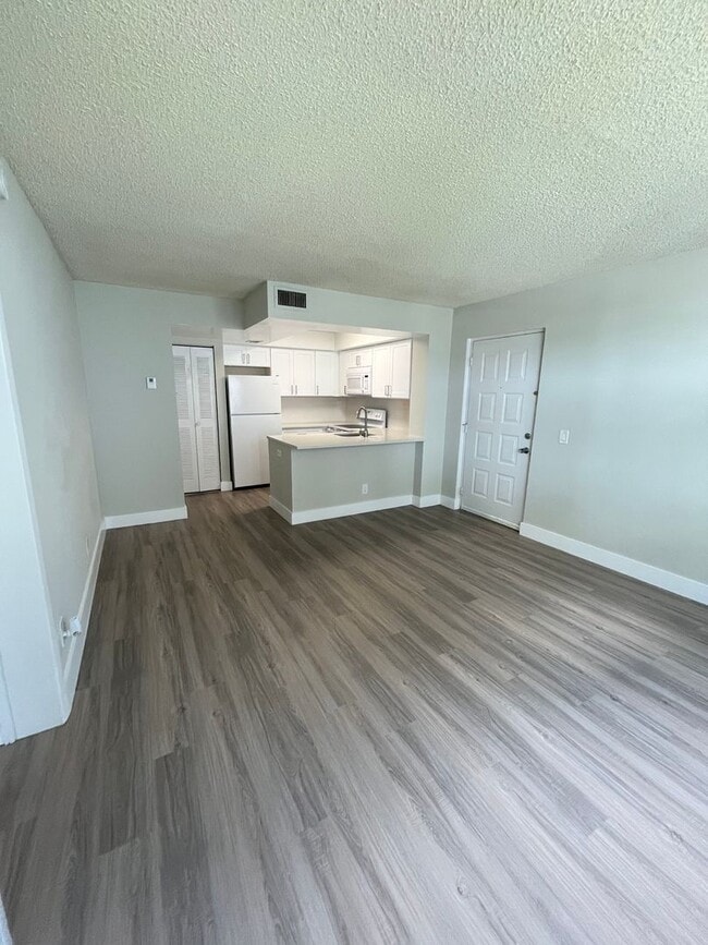 Building Photo - ONE BEDROOM ONE BATHROOM !! Waterfront Community