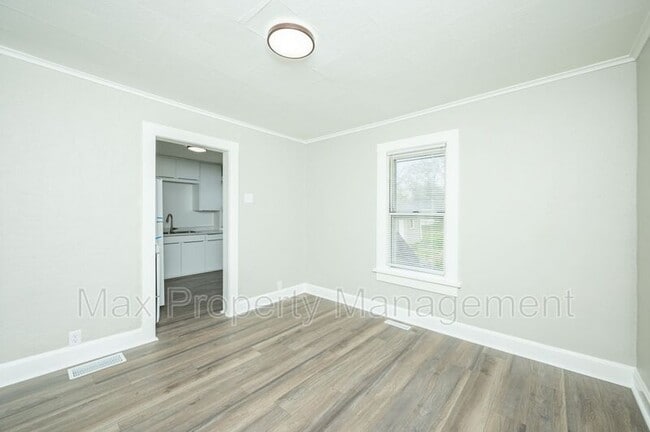 Building Photo - 308 E Hillside Ave