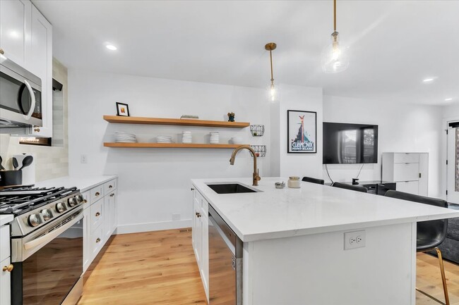 Building Photo - 1403 Yates St