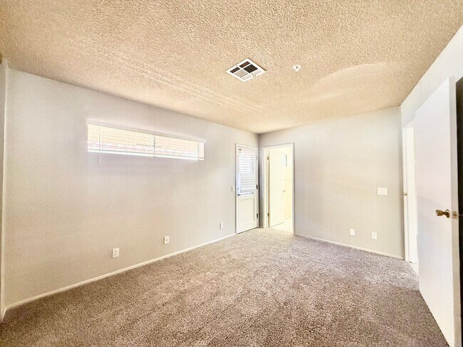 Building Photo - AVAILABLE NOW!! LOVELY 1 Bedroom 1 Bathroom 55+ Apartment in Palm Desert!