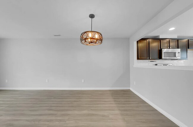 Building Photo - 3-Bedroom Townhome in Highland Creek – Ava...