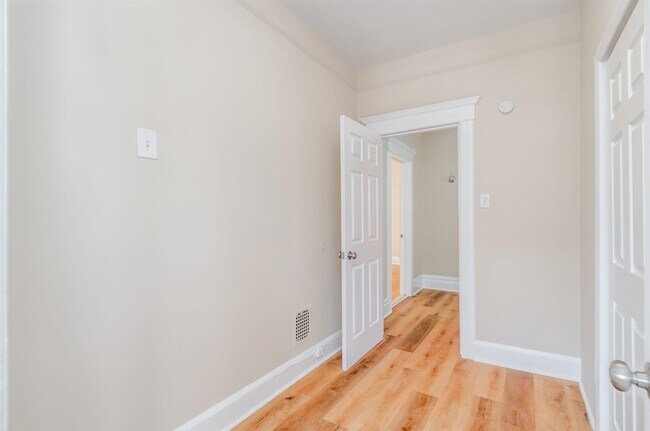 Building Photo - 124 W 54th St