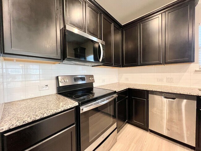 Building Photo - Modern Country Living Near I-35 – Stunning Duplex with Granite, Private Yard & Appliances Included!