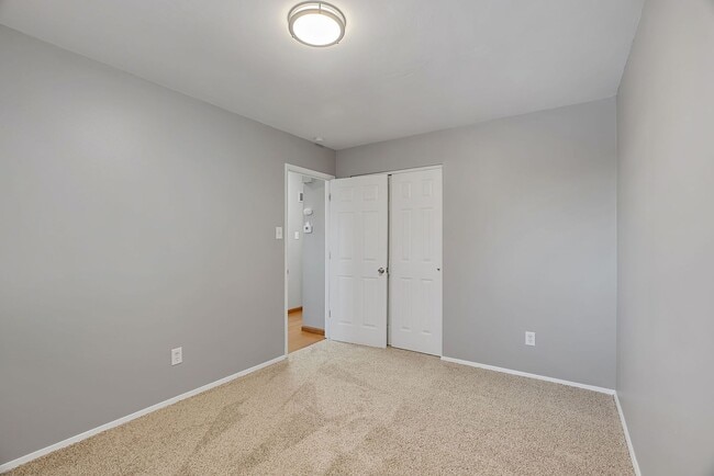 Building Photo - 1128 Saratoga Dr