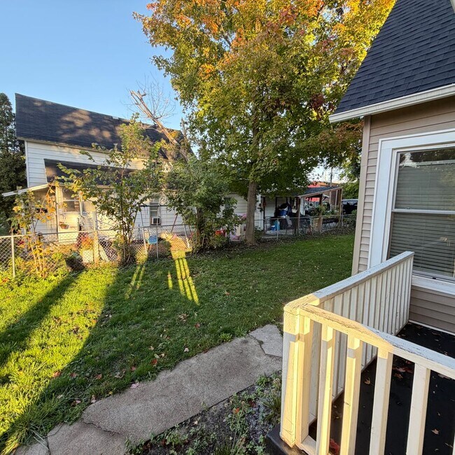 Building Photo - Large 3 bedroom home with a den!
