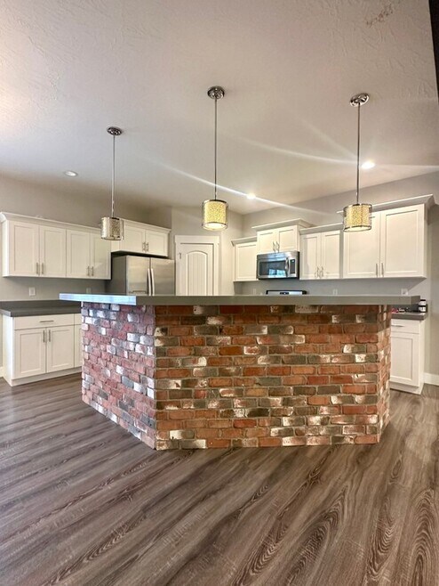 Building Photo - 5545 Sicily Ln