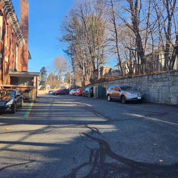Building Photo - 926 Southbridge St