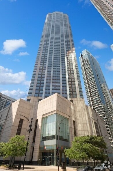 Building Photo - 512 N McClurg Ct