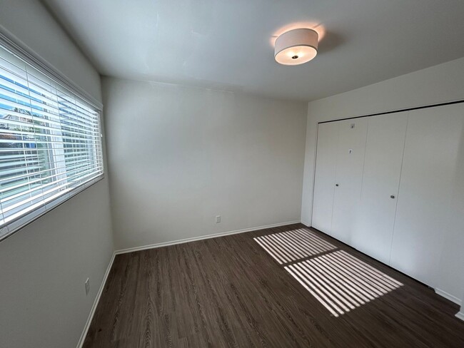 Building Photo - Spacious 3bdrm townhouse with yard & washe...
