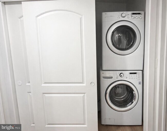 Building Photo - 504-506 Pine Hill St