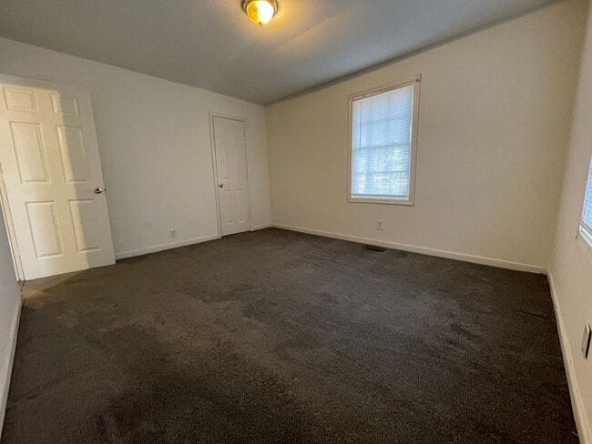 Building Photo - Adorable Rancher Style Home