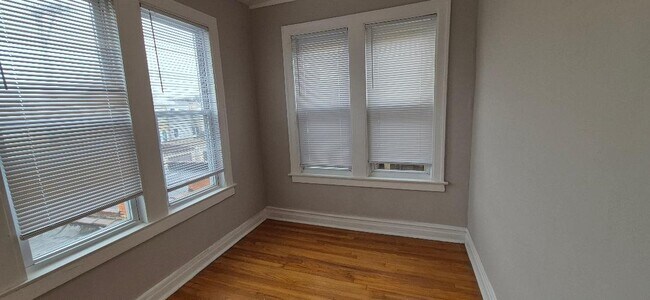 Building Photo - 5527 N Bernard St