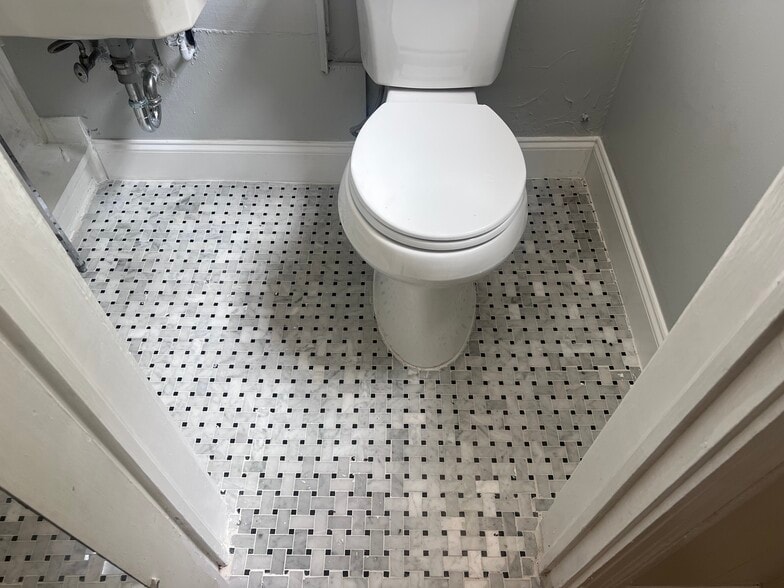 Bathroom - 1377 Scott Blvd