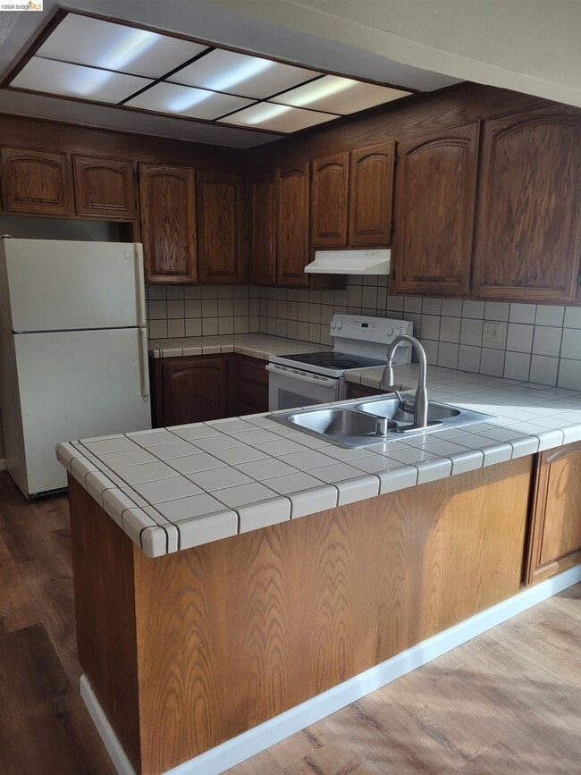 Building Photo - 906 Coral Dr